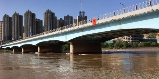 兰州市七里河黄河大桥桥墩表面受损 将维修加固